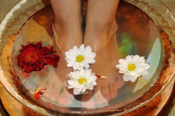 Salty foot baths will help fight nail fungus