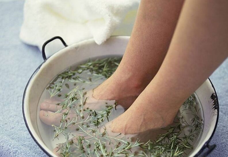 Bath with herbal decoction against toenail fungus